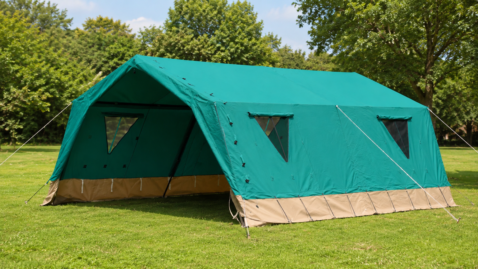 Grande tente de groupe Alpino Start Base verte installée sur herbe
